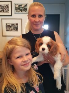 Marie och Maja hämtar hem Vincent